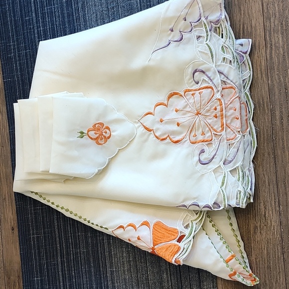 NEW Vintage HAND MADE Embroidered Tablecloth SET - Picture 2 of 14